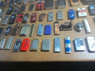 Lotto di 200 accendini vintage