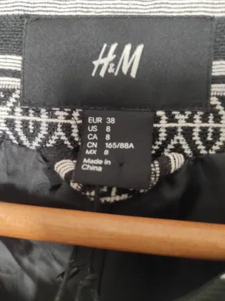 Chaqueta H&M geométrica cremallera