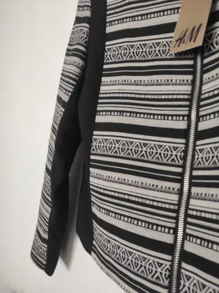 Chaqueta H&M geométrica cremallera