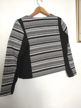 Chaqueta H&M geométrica cremallera