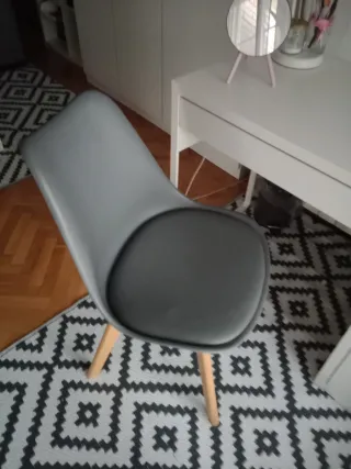 Silla gris con patas de madera, en perfecto estado