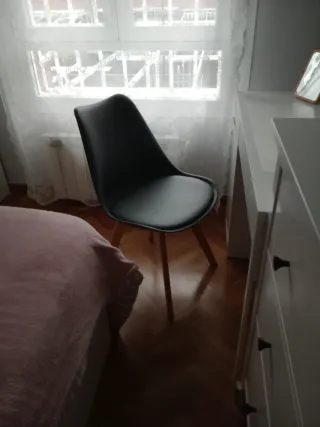 Silla gris con patas de madera, en perfecto estado