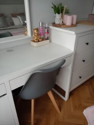 Silla gris con patas de madera, en perfecto estado