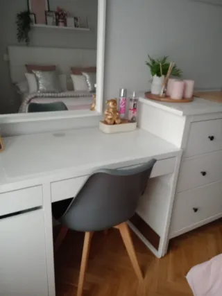 Silla gris con patas de madera, en perfecto estado