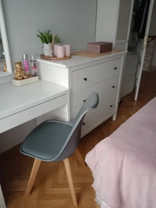 Silla gris con patas de madera, en perfecto estado