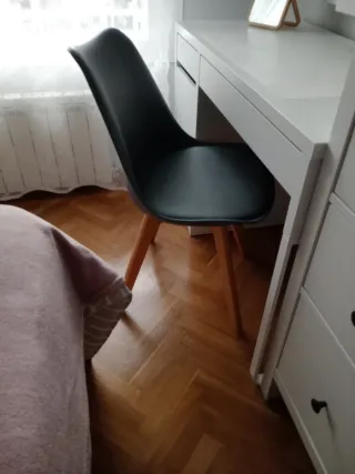 Silla gris con patas de madera, en perfecto estado