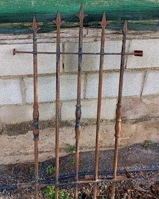 Verja de hierro forjado antigua