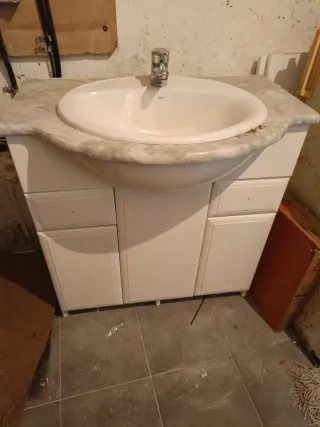 Mueble de baño con lavabo y encimera