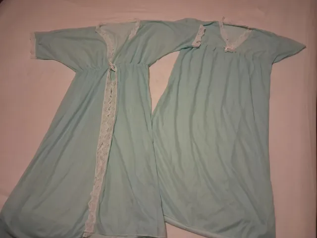 Camisón y bata  verde agua y blanco