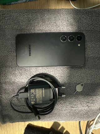 Samsung Galaxy S23 con alimentatore e varie cover