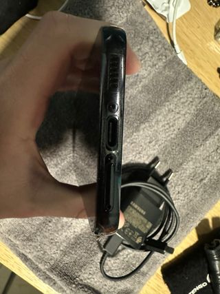 Samsung Galaxy S23 con alimentatore e varie cover