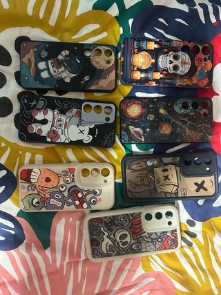 Samsung Galaxy S23 con alimentatore e varie cover