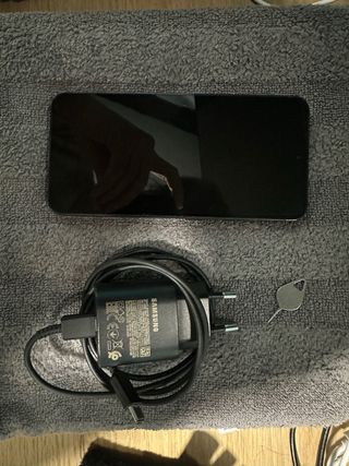 Samsung Galaxy S23 con alimentatore e varie cover