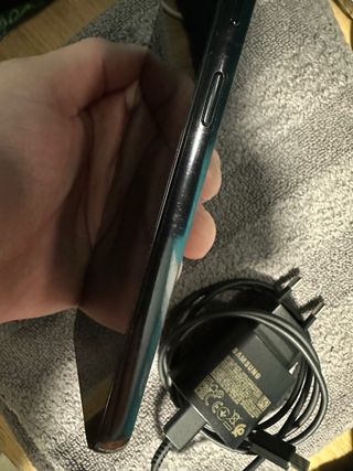 Samsung Galaxy S23 con alimentatore e varie cover