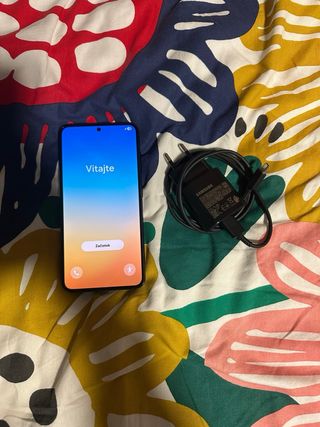 Samsung Galaxy S23 con alimentatore e varie cover