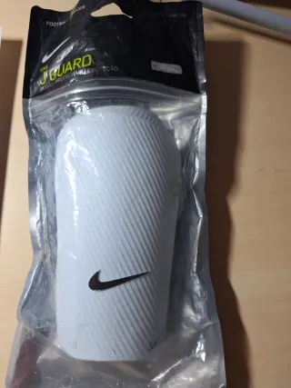 Nike J Guard Protectores Fútbol