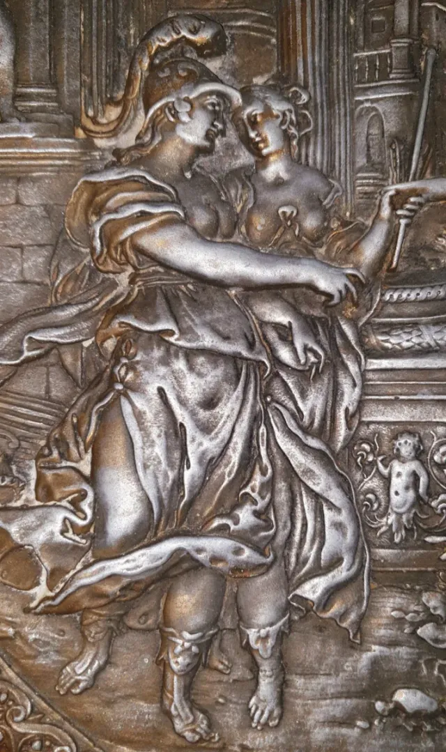 GRAN Y ANTIGUO RELIEVE EN METAL PLATEADO