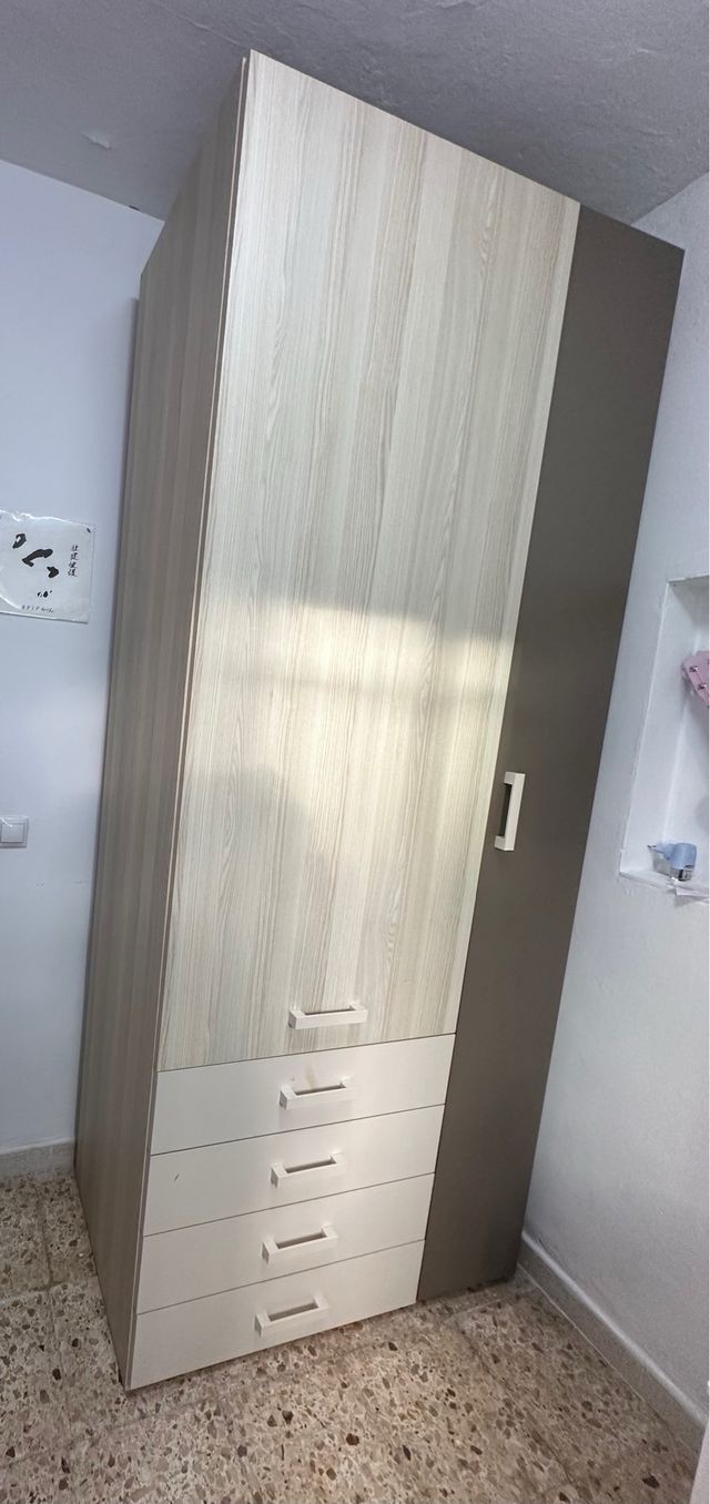 Armadio sfumato beige e marrone.