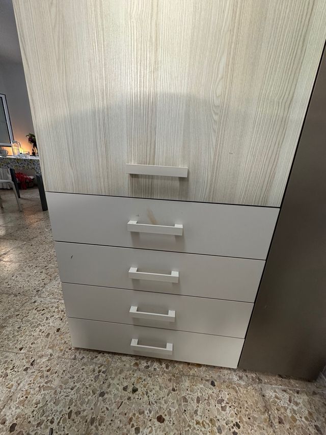 Armadio sfumato beige e marrone.