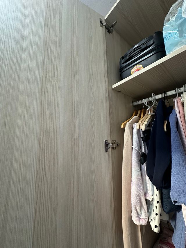 Armadio sfumato beige e marrone.