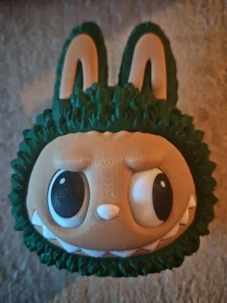 Hucha Labubu ojos movibles