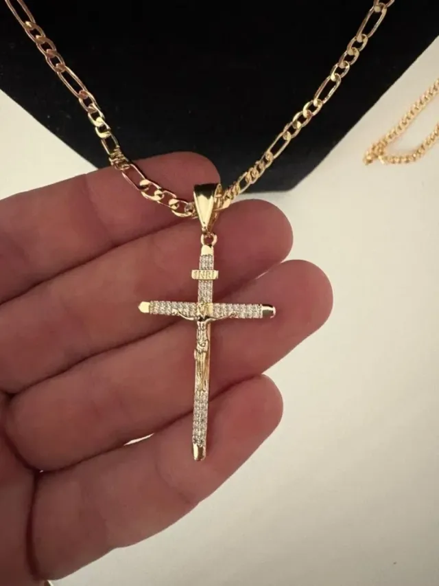 Crucifijo con circomitas | plata 925 en Oro 18k