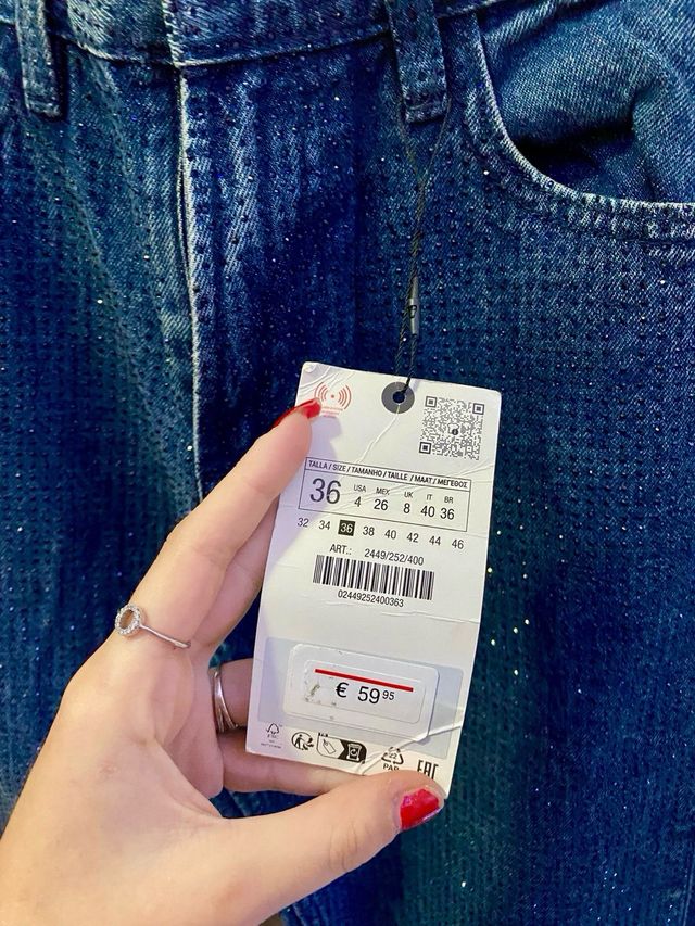 Pantalón vaquero Zara con brillos Talla S