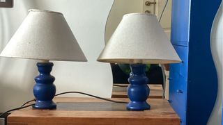 coppia di lumi in legno da comodini