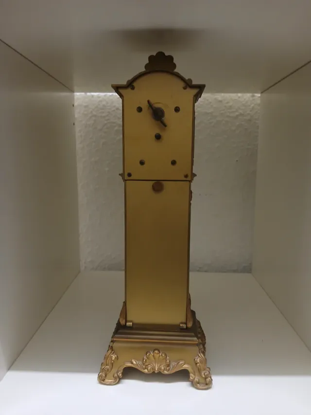 Reloj de sobremesa antiguo dorado