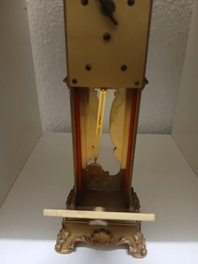 Reloj de sobremesa antiguo dorado