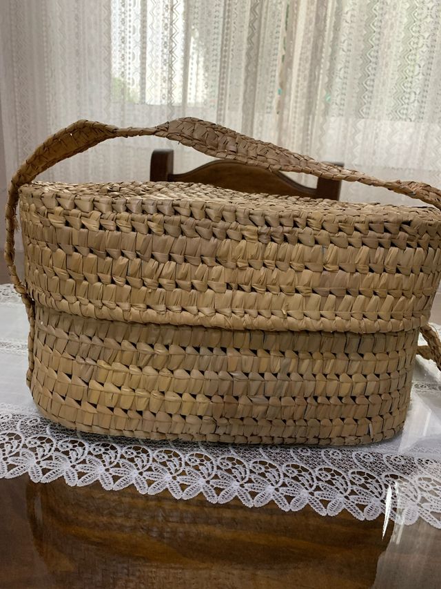Cesta artesanal de mimbre