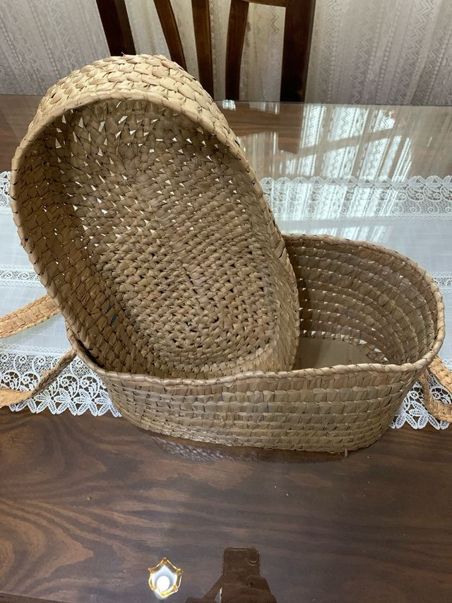 Cesta artesanal de mimbre