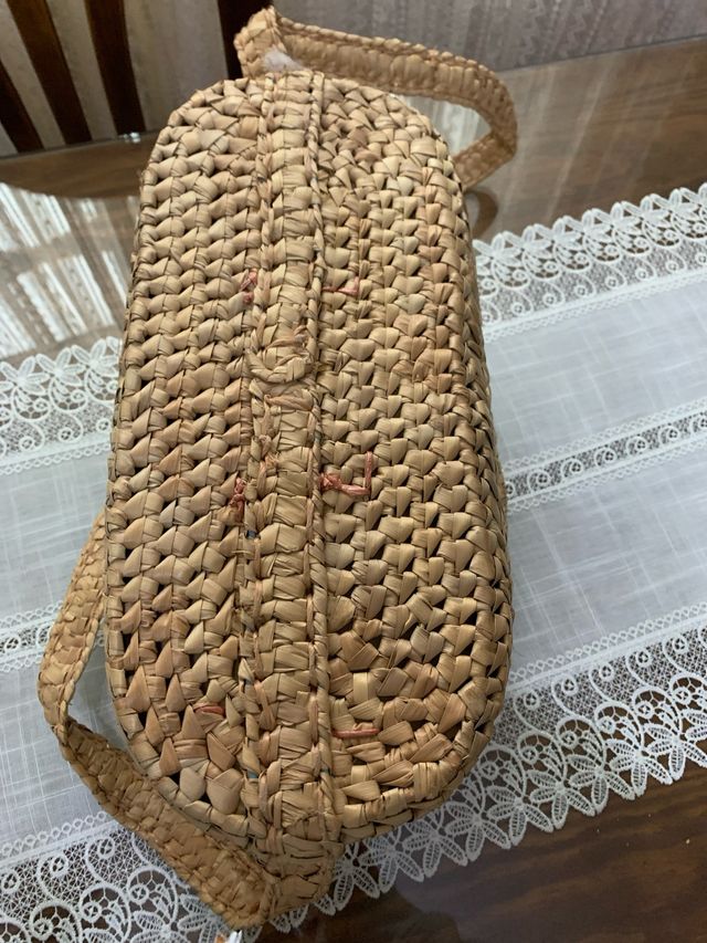 Cesta artesanal de mimbre