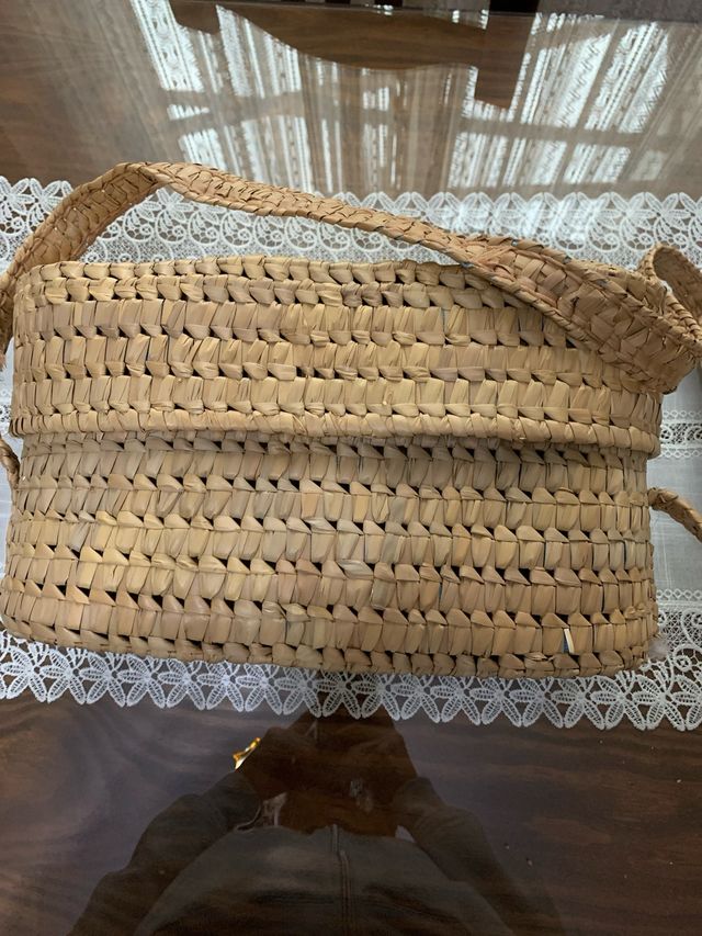 Cesta artesanal de mimbre