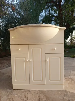 Mueble de baño y bidet, por dentro muy bien,, Mira