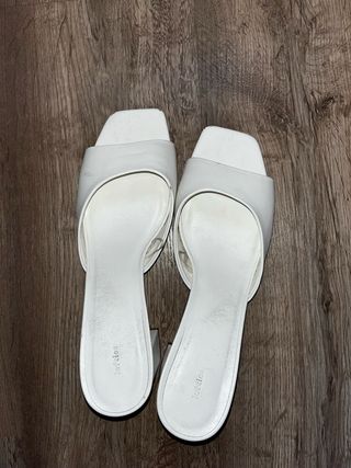 Tacones abiertos blancos