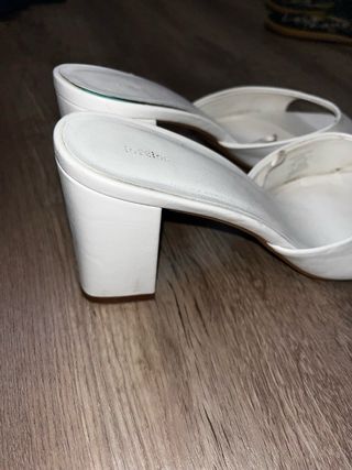 Tacones abiertos blancos