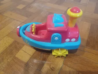 Barco de juguete rojo y azul