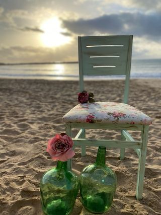 Silla vintage verde envejecida con flores