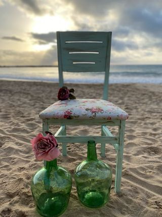 Silla vintage verde envejecida con flores