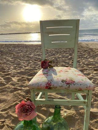 Silla vintage verde envejecida con flores