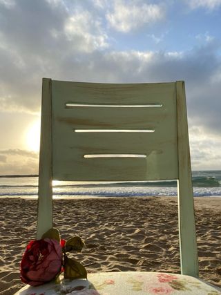 Silla vintage verde envejecida con flores