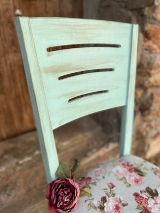 Silla vintage verde envejecida con flores