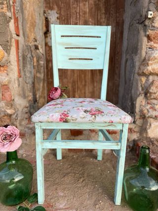 Silla vintage verde envejecida con flores