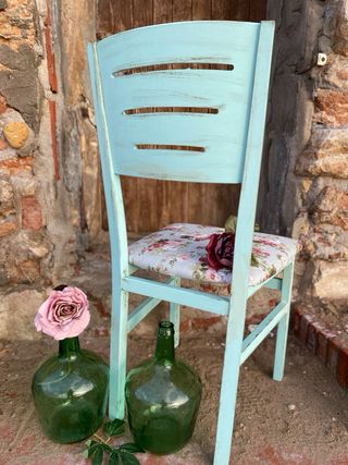 Silla vintage verde envejecida con flores