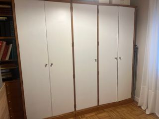 Armadio a 3 corpi in legno con maniglie in metallo