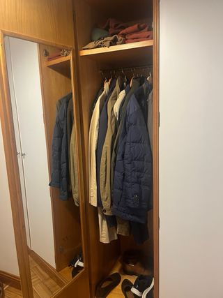 Armadio a 3 corpi in legno con maniglie in metallo