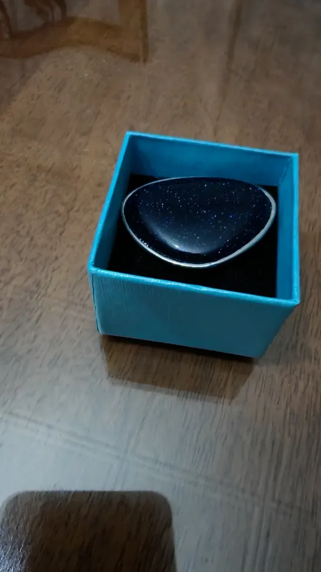 Anillo piedra negra con destellos brillantes.