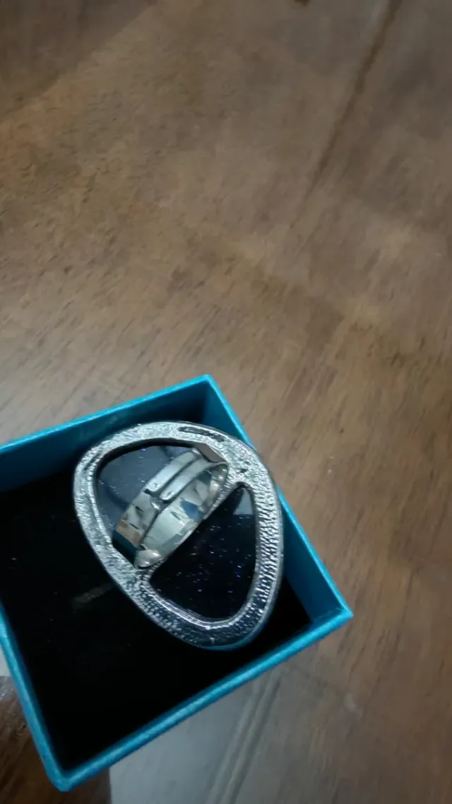 Anillo piedra negra con destellos brillantes.