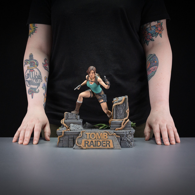 Figura Lara Croft Tomb Raider Dark Horse 24cm